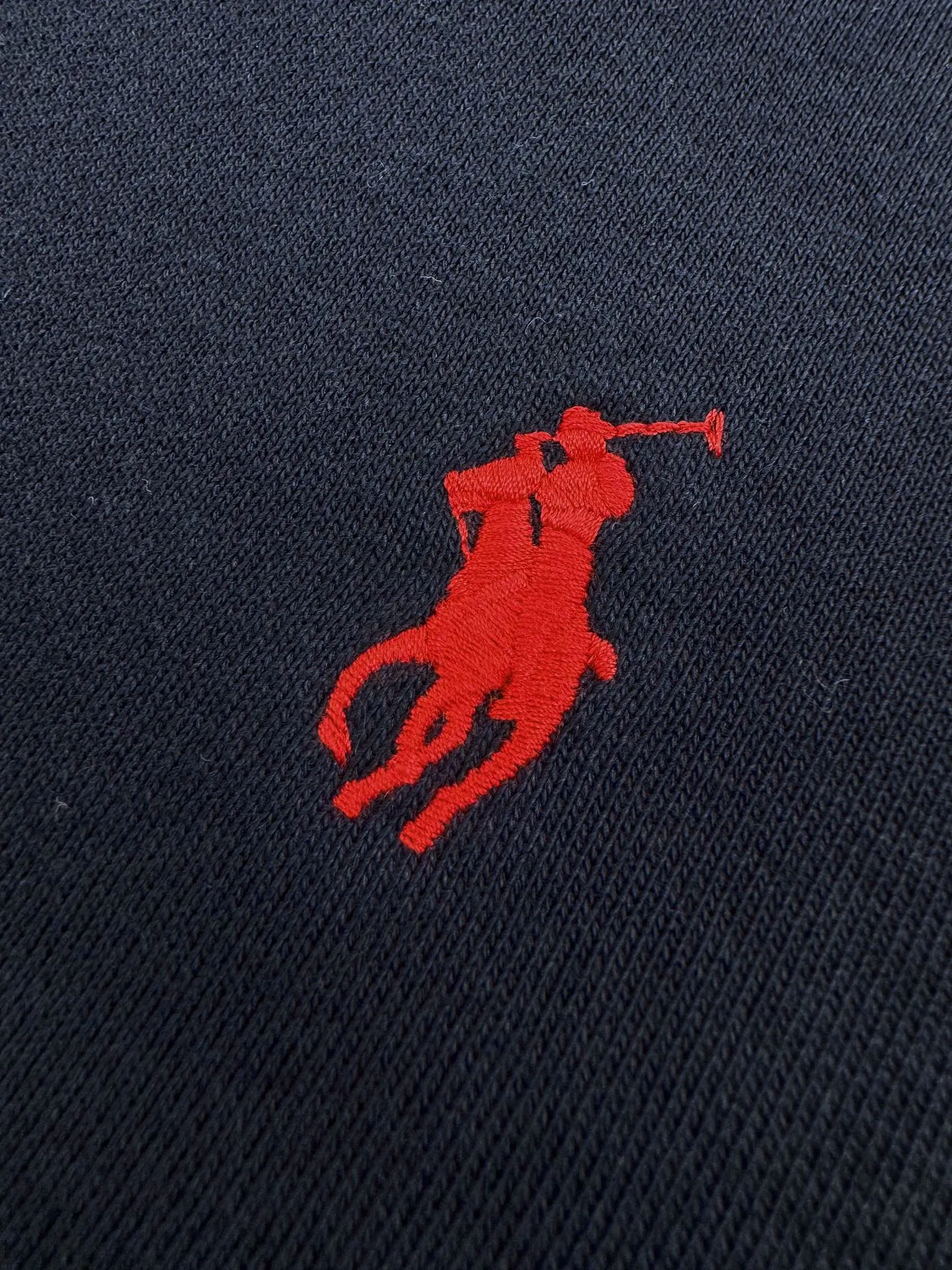 P280 Ralph Lauren logo embroidered sweatshirt. Customized cloud-like honey cotton fleece sweatshirt material. It feels delicate and comfortable against the skin. A touch of midnight navy blue is the main color. Exquisite red pony logo is embellished. It is highly recognizable. It has a breath of freedom and vitality. A symphony of pure and smart colors. It outlines a high-end silhouette with extreme simplicity. It becomes the smart focus of the vision and shows the taste in silence. Process 1: Using imported machine embroidery process Use advanced computer control systems and precision mechanical components to achieve the iconic pony embroidery operation with high precision and smooth and delicate lines. Process 2: Use the Hasuo process and sew with a specific machine. The Hasuo fastness is high and adds visual effects. It is time-consuming and labor-intensive. Process 3: The fabrics are washed and have a better hand feel. Not easy to deform. Not easy to shrink. Not easy to fade. Maintain long-term beauty. Accessories: Customized 1:1 Ralph Lauren trademark. Version: Fitted fit Size: S M L XL Style number: 25296